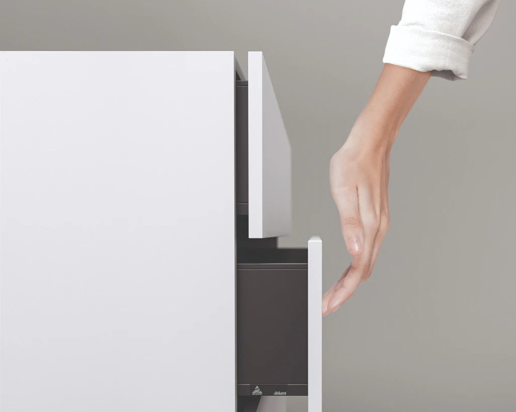 <b>TIP-ON BLUMOTION</b>